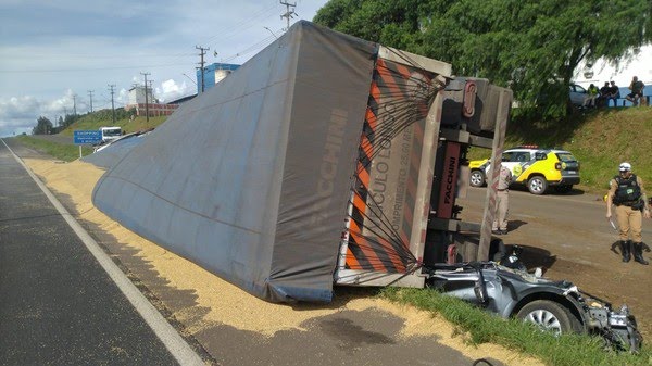 Guarapuava: CaminhÃ£o tomba em cima de carro e mata trÃªs pessoas