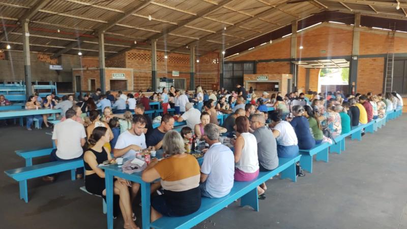 LS: Mais de 200 almoços foram servidos no Pavilhão do Santuário Nossa Senhora Aparecida neste domingo (10)