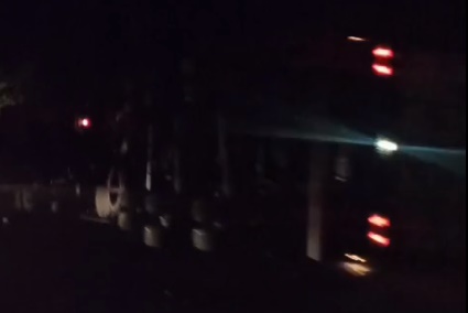 Virmond: Saqueadores tentam furtar carga de carne de caminhÃ£o tombado na BR 277