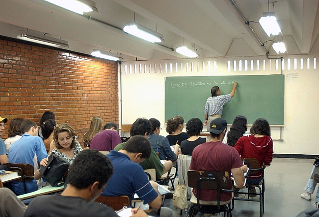 EducaÃ§Ã£o, alimentos e transportes pressionam e inflaÃ§Ã£o sobe 0,83% em fevereiro