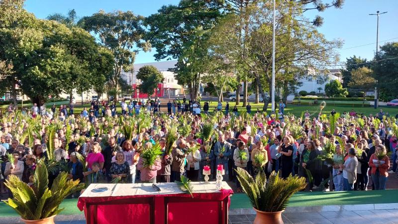 CelebraÃ§Ã£o de Domingo de Ramos em Laranjeiras do Sul reuniu centenas de fiÃ©is