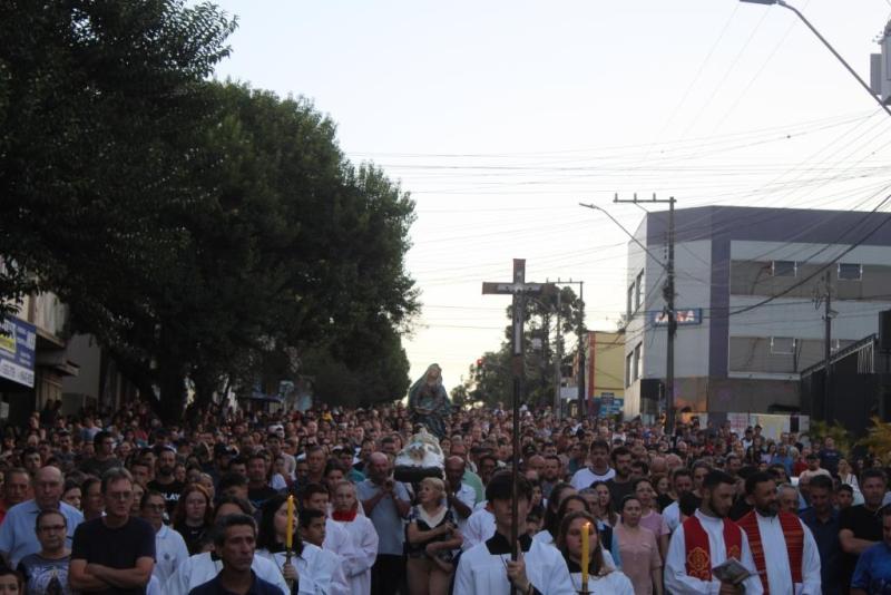 Milhares de FiÃ©is percorreram os Ãºltimos passos de Jesus Cristo na ProcissÃ£o Luminosa