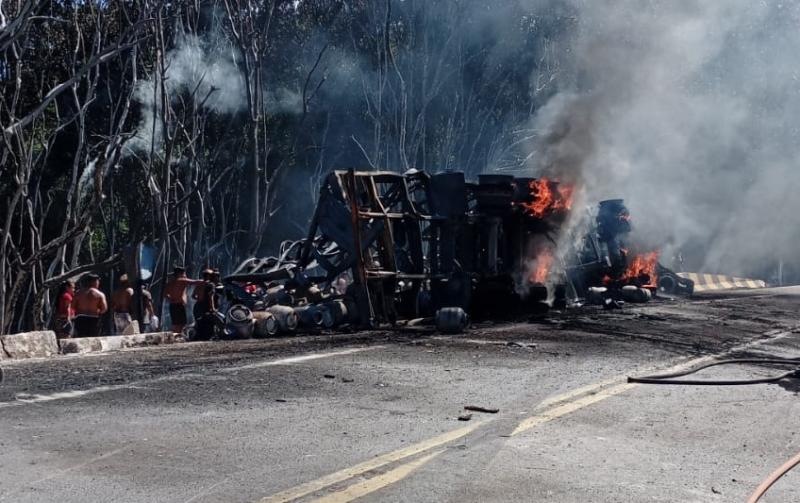 N. Laranjeiras: Motorista morre carbonizado apÃ³s caminhÃ£o tombar na rodovia BR 277