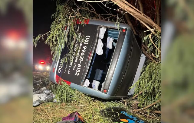 Maringá: Três pessoas morrem e 19 ficam feridas após micro-ônibus tombar