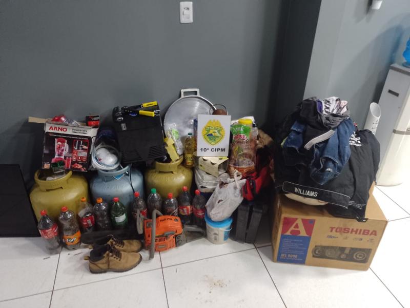 P. Barreiro: ApÃ³s furtar residÃªncia, bandidos abandonam veÃ­culo com os produtos furtados