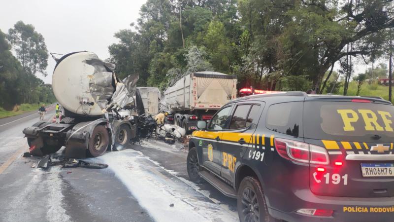 GuaraniaÃ§u: Motorista morre apÃ³s colisÃ£o frontal entre dois caminhÃµes na BR 277