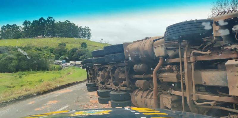 N. Laranjeiras: Carreta carregada com tijolos tomba na BR 277