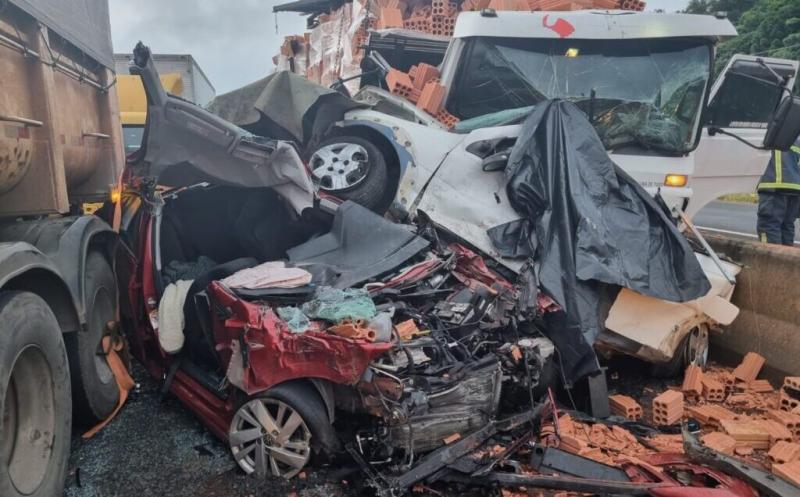 Guarapuava: Duas pessoas morrem em engavetamento envolvendo 6 veículos na BR 277