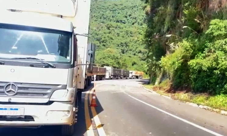 PRF realiza liberaÃ§Ã£o da BR 277 KM 307, na Serra da EsperanÃ§a em Guarapuava/PR