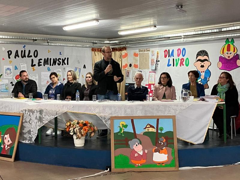 ColÃ©gio Gildo promove debate com escritores laranjeirenses para celebrar o dia do livro infantil