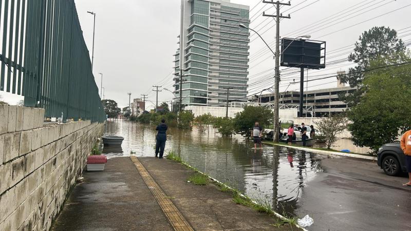 Solidariedade em Meio ao Caos: Laranjeirense Fernanda Zocche Compartilha os Dramas das Famílias Atingidas pelas Enchentes no Rio Grande do Sul