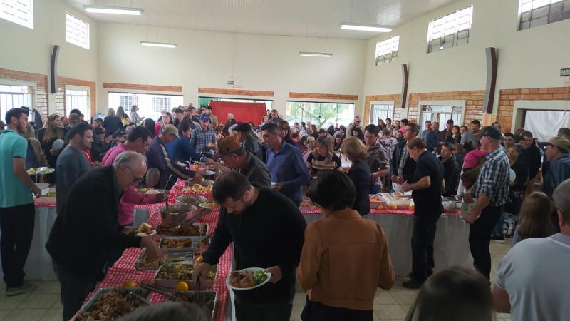 Festa gastronÃ´mica do cabrito, neste domingo, reuniu centenas de pessoas