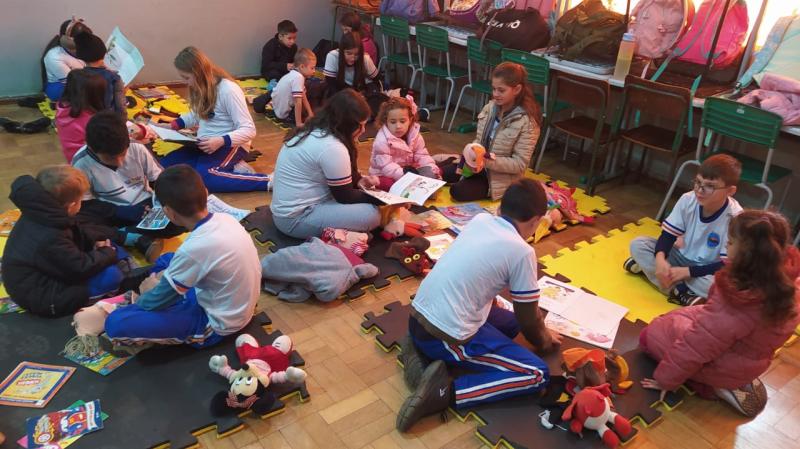 Projeto "Viajando na ImaginaÃ§Ã£o" Envolve Alunos na Escola Municipal Dr. LeocÃ¡dio JosÃ© Correia