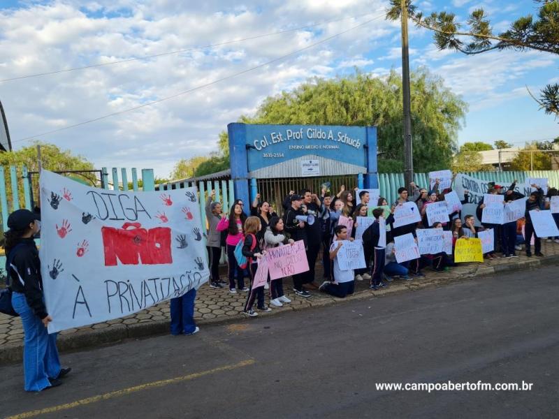 Alunos do Colegio Gildo Aluisio Schuck realizam manifestaÃ§Ã£o contra o projeto "Escola Parceira" proposto pelo governo do estado