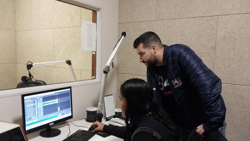 Projeto Jovens Comunicadores: Nova Turma de Alunos Participa de Oficina de RÃ¡dio na Emissora