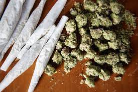 LS: IndivÃ­duo Ã© detido pela PM fazendo cigarro de maconha