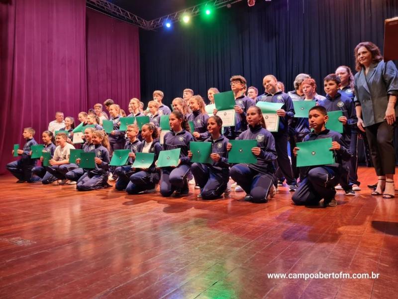 ColÃ©gio Estadual CÃ­vico-Militar Ã‰rico VerÃ­ssimo entrega certificados a estudantes destaque