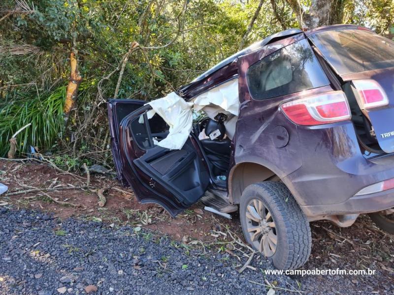Prefeito de Virmond perde o controle da direÃ§Ã£o e colide veiculo com Ã¡rvores na BR 158 