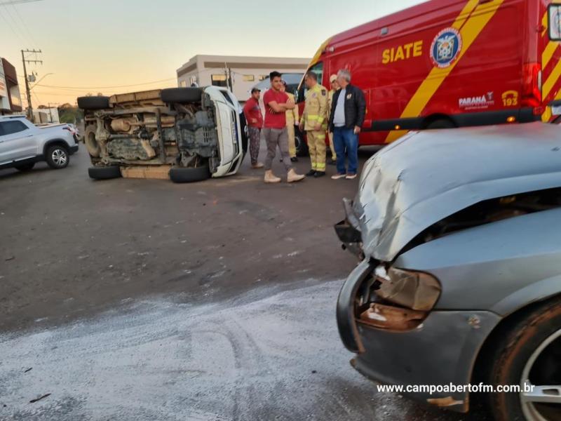 SW4 colide com Vectra e capota no centro de Laranjeiras