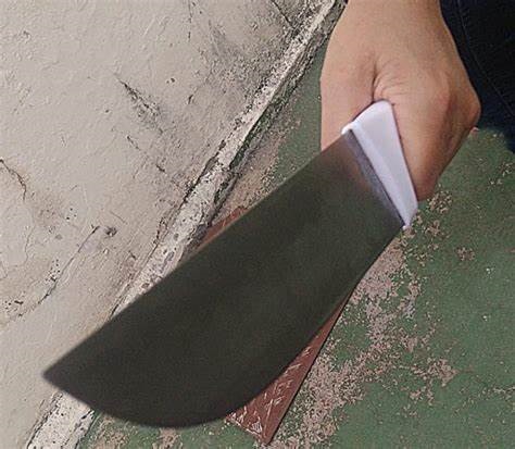 LS: ValentÃ£o armado de facÃ£o ameaÃ§a pessoas em confraternizaÃ§Ã£o familiar no Parque Industrial