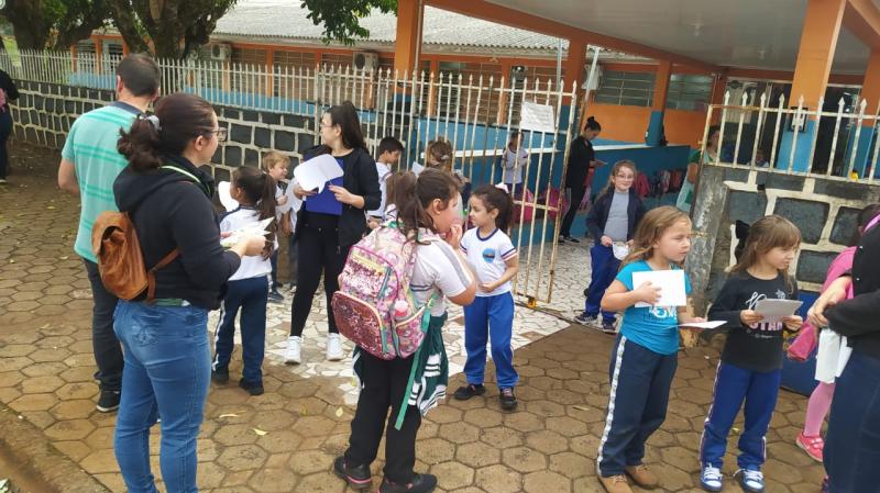 Escola municipal LeocÃ¡dio JosÃ© correia realizou panfletagem do projeto "reciclar, cuidar e preservar" 