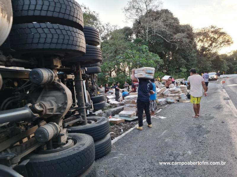 CaminhÃ£o carregado com carne de frango tomba na BR 277 e carga Ã© saqueada 