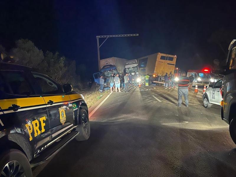 Acidente entre dois caminhÃµes e um carro, na BR-277, resulta em 4 Ã³bitos e 3 pessoas feridas
