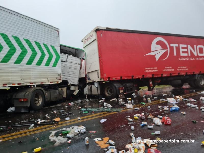 Cinco pessoas ficam feridas em batida entre trÃªs caminhÃµes no trevo de Quedas do IguaÃ§u