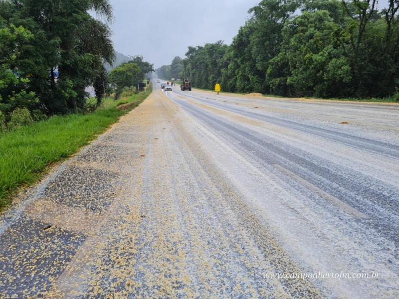 CaminhÃ£o tomba na BR 277 e motorista Ã© hospitalizado em estado grave