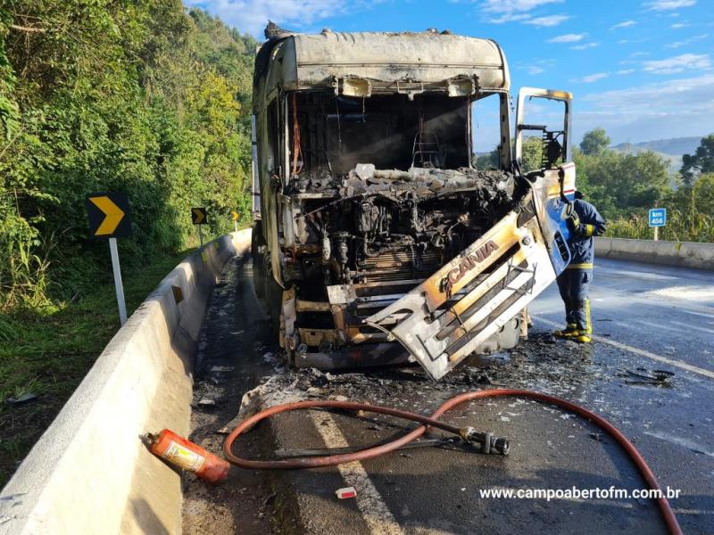 CaminhÃ£o pega fogo na BR 277 e carga Ã© salva graÃ§as a agilidade dos bombeiros