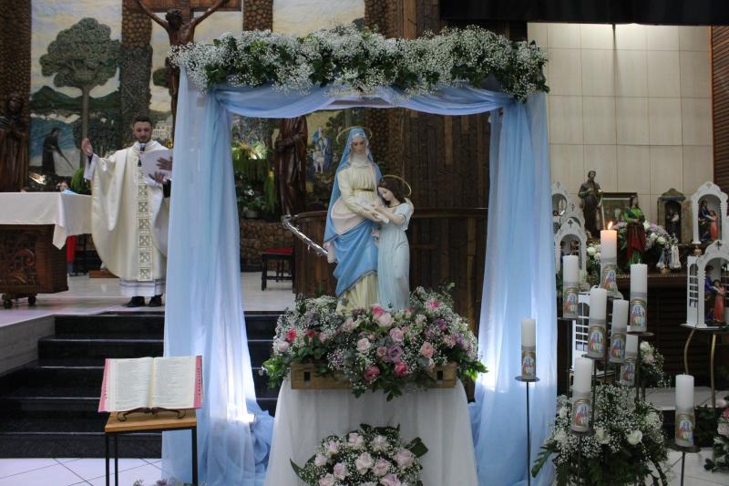 FiÃ©is lotaram a Igreja Matriz no 1Âº dia da Novena em louvor a Padroeira SantÂ´Ana