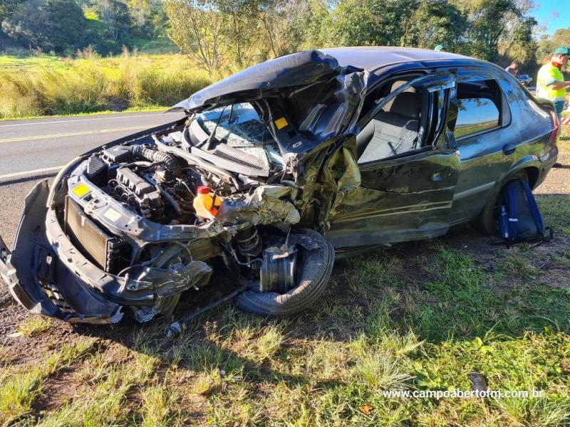 Prisma fica destruÃ­do ao colidir com caminhÃ£o na BR 277