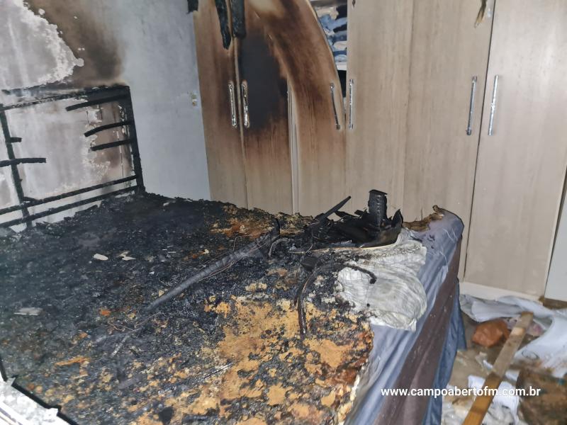 LS: Casa Ã© parcialmente destruÃ­da por incÃªndio no Barro Presidente Vargas 