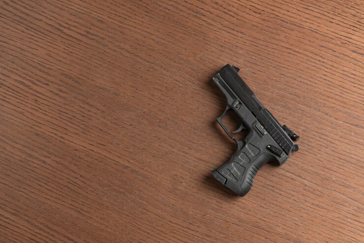 R. B. I: Policia Militar aborda veÃ­culo em situaÃ§Ã£o irregular e prende homem por porte irregular de arma de fogo