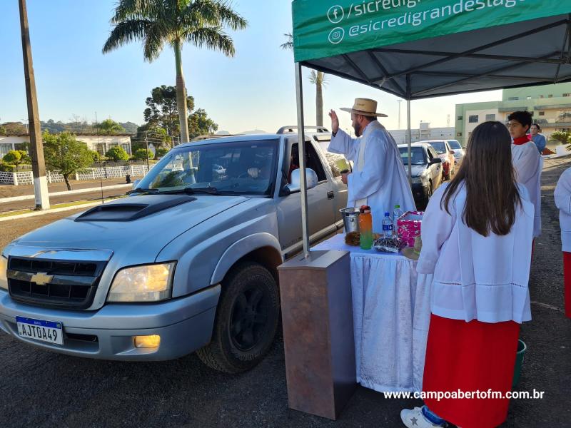 No dia de SÃ£o CristÃ³vÃ£o estÃ¡ acontecendo a BenÃ§Ã£o dos Carros na PÃ¡tio da Igreja Matriz