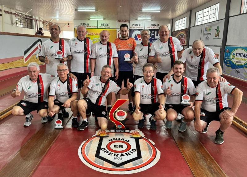 Em casa, BolÃ£o Masculino de Laranjeiras do Sul conquista a Etapa da Regional do Estadual 