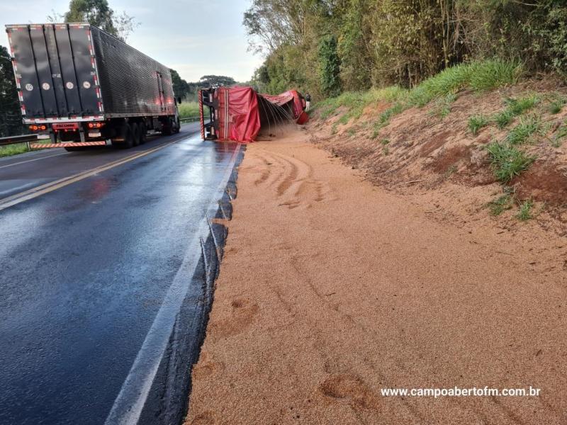â€‹â€‹â€‹â€‹â€‹â€‹â€‹CaminhÃ£o carregado de trigo tomba na BR 277 entre Virmond e Cantagalo