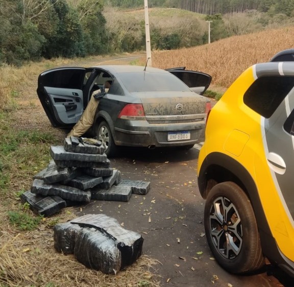 LS: VeÃ­culo foge de abordagem na BR 277 e Ã© encontrado abandonado carregado de maconha no Rio Tapera