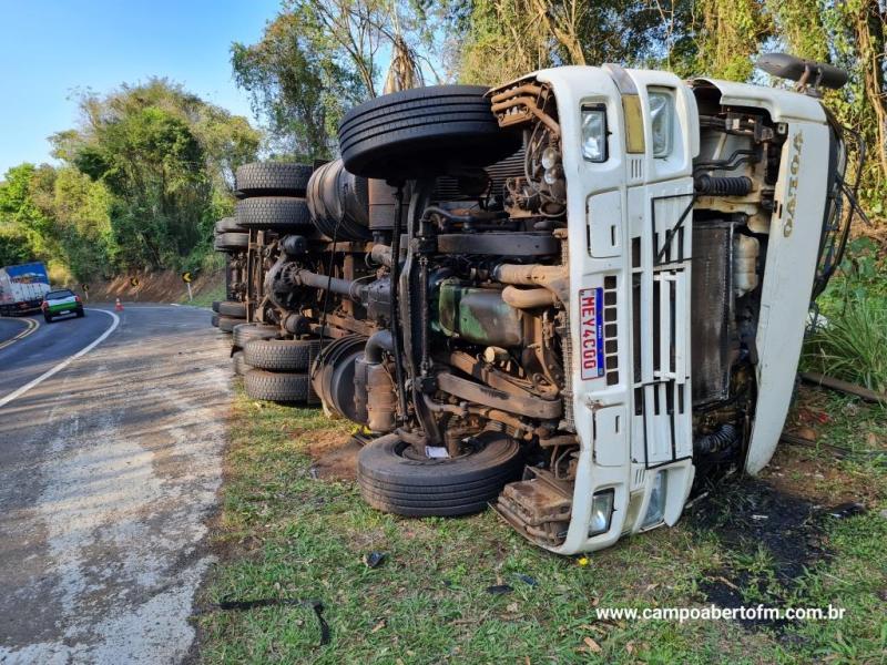CaminhÃ£o carregado com tubos de fibra de vidro tomba na BR 277 em Laranjeiras do Sul