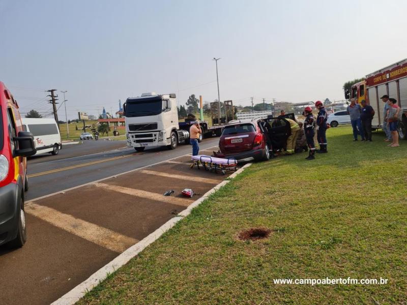 LS: ColisÃ£o entre caminhao e carro de passeio Ã© registrada no trevo de acesso a cidade