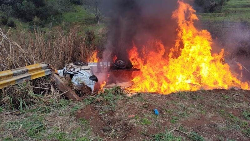 CandÃ³i: CaminhÃ£o tombado com carga de madeira Ã© incendiado apÃ³s tentativa de saque da carga na BR 277