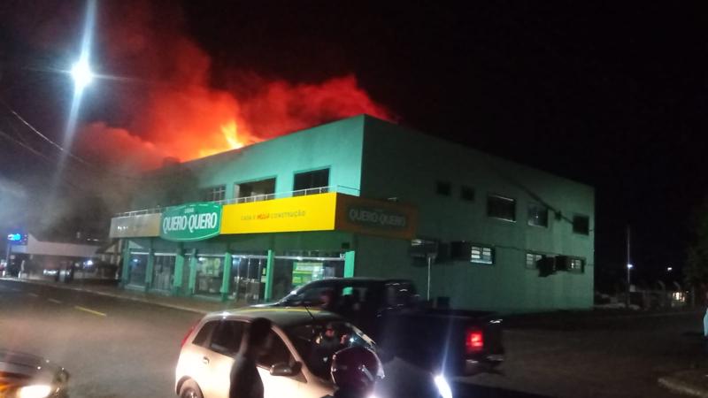 Cantagalo: Incendio de grandes proporÃ§Ãµes Ã©  registrado na Loja Quero-Quero na noite desta terÃ§a-feira 
