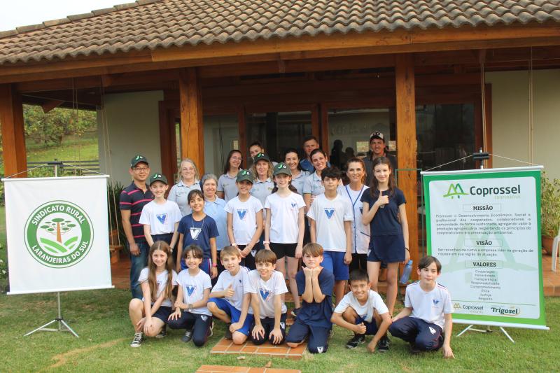Projeto "Vivenciando a PrÃ¡tica" leva alunos ao dia a dia de uma propriedade rural em Rio Bonito do IguaÃ§u
