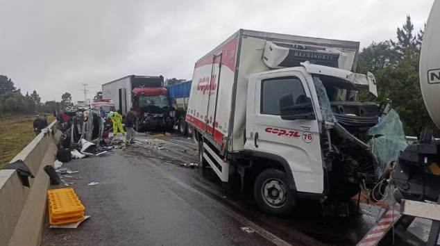 Engavetamento com sete veÃ­culos deixa morto e feridos na BR-277 em Balsa Nova