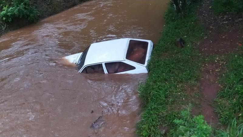LS: VeÃ­culo sai da pista e caiu dentro de riacho na PR 158