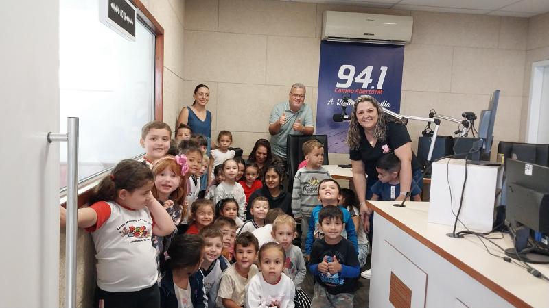 Pequenos Comunicadores em AÃ§Ã£o: Alunos do CMEI Pingo de Gente Visitam a Campo Aberto FM