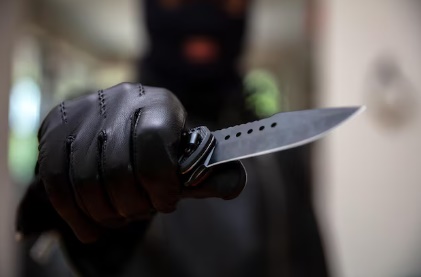 Cantagalo: Bandidos armados com facas assaltam estabelecimento comercial