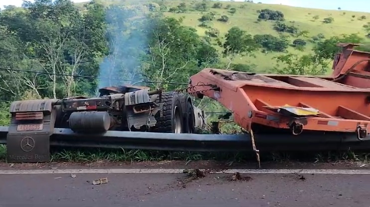 Marquinho: Caminhoneiro morre apÃ³s tombar caminhÃ£o na PR 158