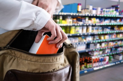 LS: Homem Ã© flagrado furtando bebida em supermercado
