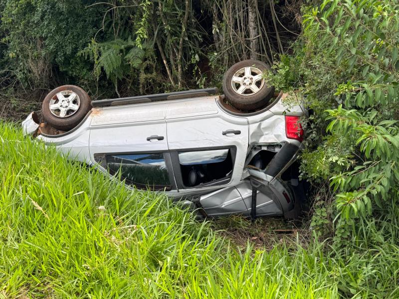 LS: TrÃªs pessoas ficam feridas apÃ³s capotamento prÃ³ximo ao trevo da UFFS na PR 158